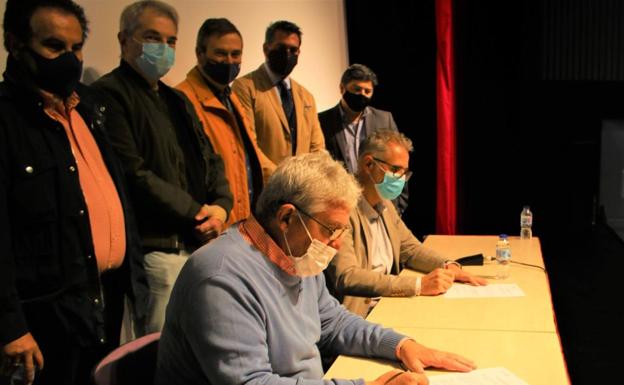 LOABRE celebra su XXXI asamblea en Herrera del Duque y firman un manifiesto a favor del desdoblamiento de la N430 y del tren de hidrógeno