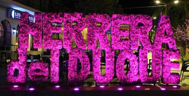 Herrera del Duque se tiñe de rosa en apoyo a las mujeres que sufren cáncer de mama