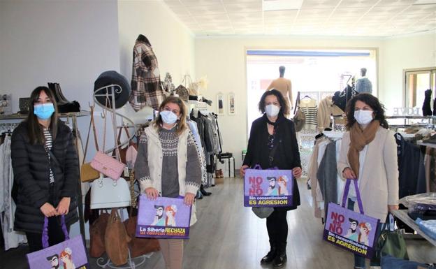 El Ayuntamiento de Herrera del Duque reparte bolsas en contra de la Violencia hacia Mujer