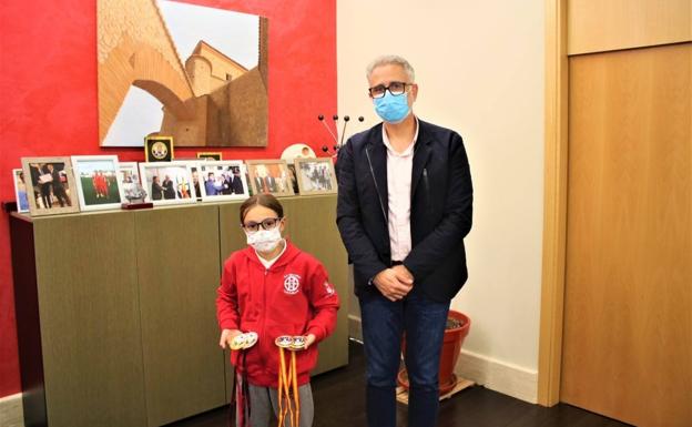 Candela Peña es recibida en el Ayuntamiento de Herrera tras su «doble oro»