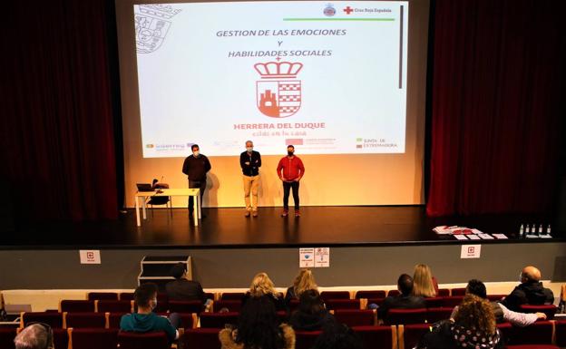 Veinte voluntarios de la Agrupación de Protección Civil comienzan a formarse
