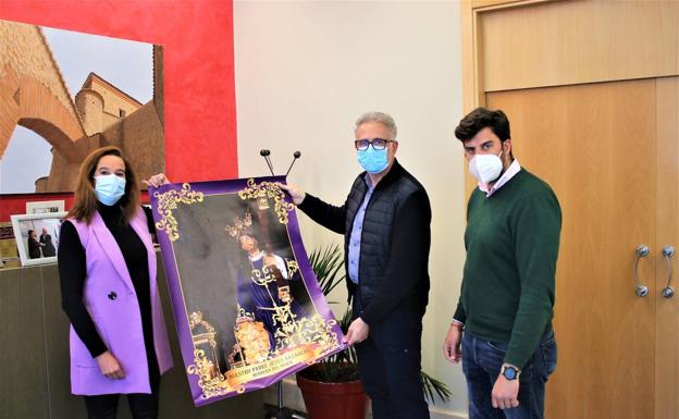 La Cofradía de Nuestro Padre Jesús Nazareno entrega una balconera al Ayuntamiento de Herrera