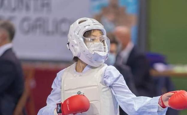 Ana Carretero Gutiérrez obtiene el oro en la categoría infantil kumite y el bronce en katas