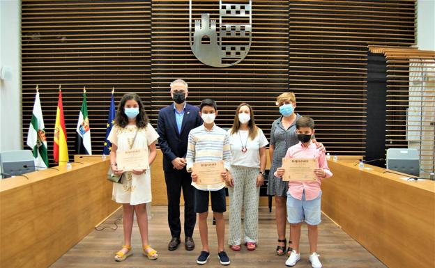 El Ayuntamiento de Herrera entrega los premios a los mejores expedientes académicos de primaria
