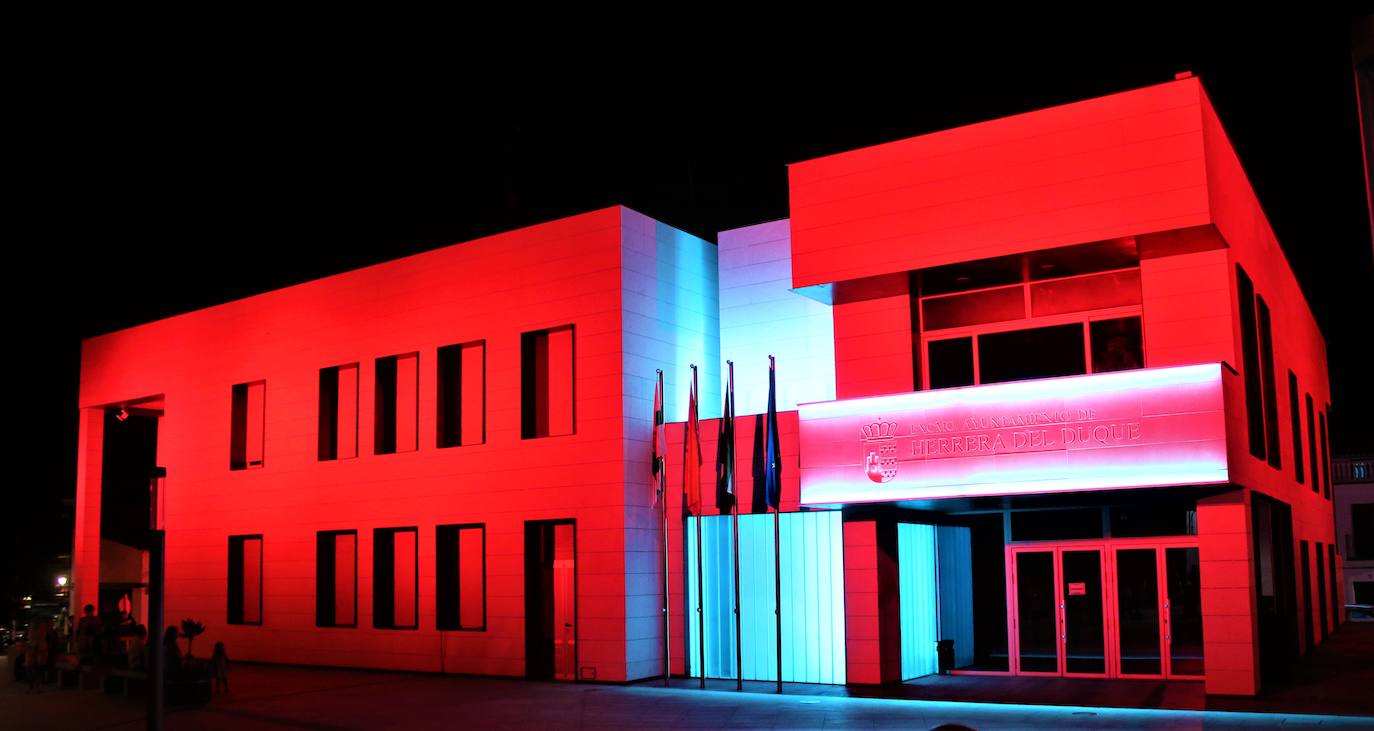 El edificio que alberga al Ayuntamiento de Herrera del Duque luce nueva iluminación