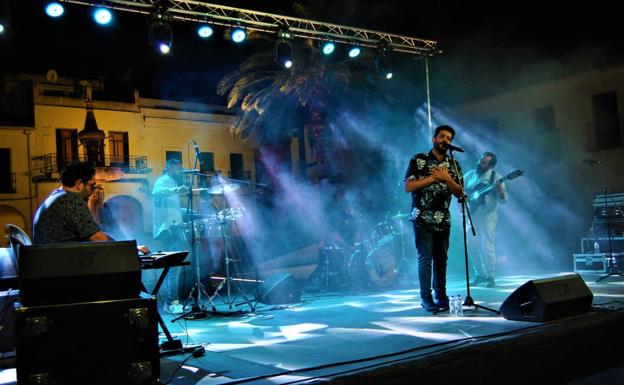 La Plaza de España de Herrera del Duque testigo del concierto de Cachaba