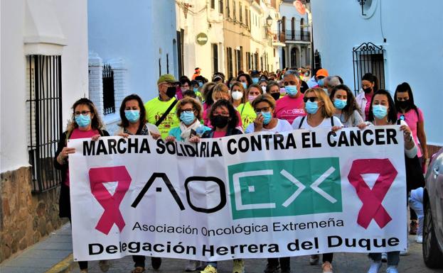 Herrera del Duque se tiñó de rosa en la Marcha Solidaria contra el Cáncer