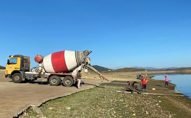 El Ayuntamiento de Herrera del Duque está mejorando y ampliando la zona de baño de la Playa de Peloche