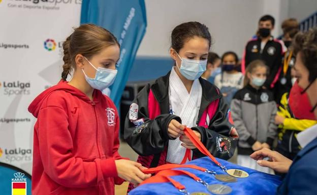 Candela Peña y Daniela Bermejo se clasifican en la segunda fase de la Liga Nacional de Karate