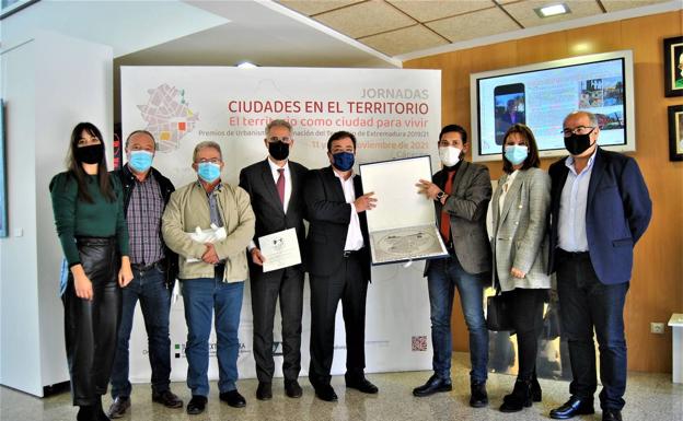 El alcalde de Herrera del Duque recibe a manos de la Delegada del Gobierno en Extremadura el premio urbanístico por la remodelación del Paseo de las Palmeras