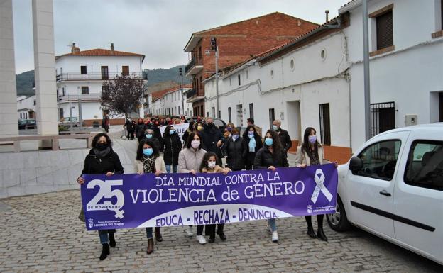 Herrera del Duque celebra la tradicional marcha contra la violencia de género
