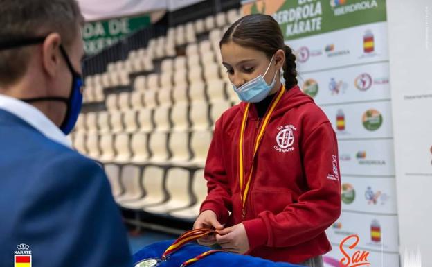 Candela Peña y Daniela Bermejo se clasifican en la primera fase de la Liga Nacional Infantil de Karate