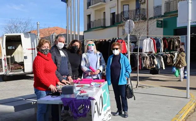 La delegación de Herrera del Duque de AOEX estuvo presente en el mercadillo del jueves para conmemorar el Día Mundial contra el Cáncer