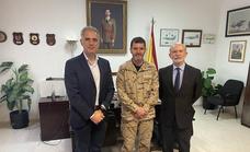 El alcalde y diputado provincial, Saturnino Alcázar Vaquerizo visita las instalaciones de la Subdelegación de Defensa de Badajoz