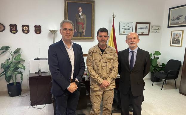 El alcalde y diputado provincial, Saturnino Alcázar Vaquerizo visita las instalaciones de la Subdelegación de Defensa de Badajoz