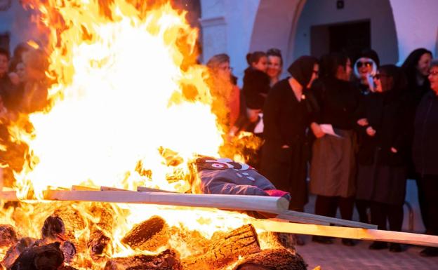 El entierro de la sardina pone fin al Carnaval en Herrera del Duque