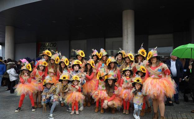 El desfile de Carnaval se pudo celebrar después de dos años a pesar de la lluvia
