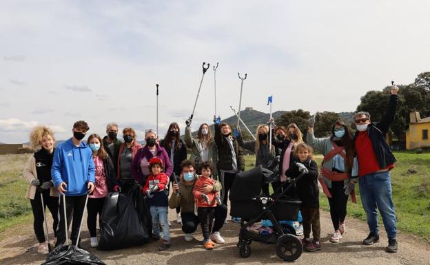 Los voluntarios medioambientales recogieron este sábado mas de 86 kg de basura
