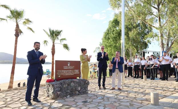 Izada la Bandera Azul en la Playa de Peloche