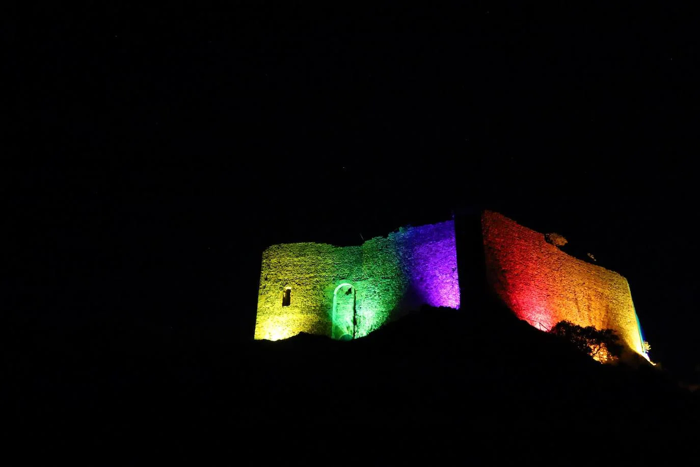 Herrera del Duque se tiñe de colores reivindicando el Día del Orgullo LGTBi