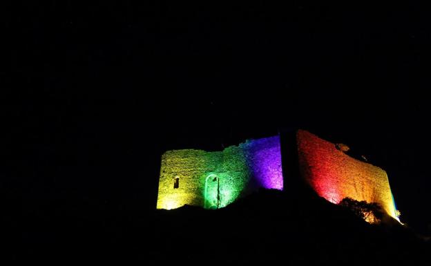 Herrera del Duque se tiñe de colores reivindicando el Día del Orgullo LGTBi