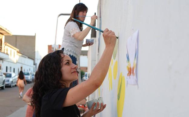 Herrera del Duque reivindica el Día del Orgullo con un mural colaborativo