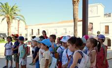 Los niños y niñas de los campamentos de verano realizan una visita guiada por el Casco Histórica de Herrera del Duque