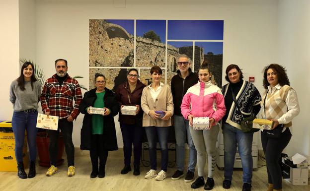 Entrega de premios a los ganadores poseedores de las papeletas