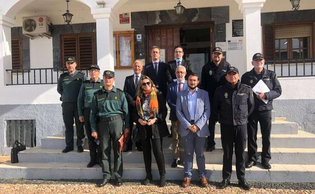 La delegada del Gobierno junto a otras autoridades visita la localidad y se reune con los familiares de Francisca Cadenas