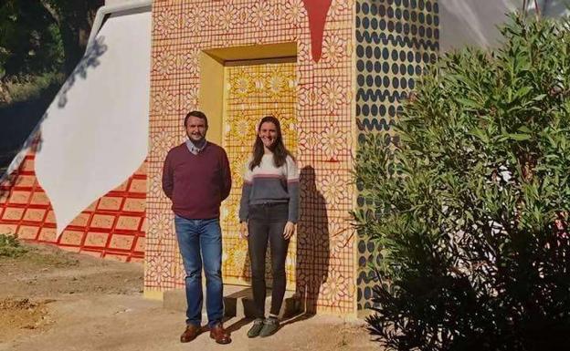 La artística plástica Isabel Flores, ha plasmado en edificios urbanos formas ornamentales «enfatizando elementos identificativos de la población», integrándolos en ellos