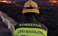 El hornachego José Antonio Palanco junto a otros bomberos del SEPEI participa en la isla de La Palma en labores de solidaridad y aprendizaje.