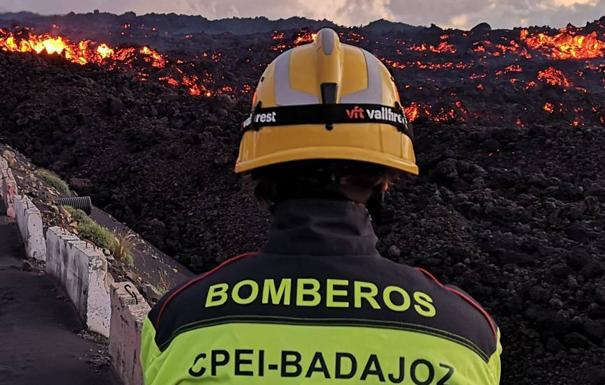 El hornachego José Antonio Palanco junto a otros bomberos del SEPEI participa en la isla de La Palma en labores de solidaridad y aprendizaje.