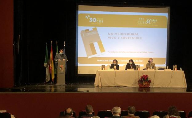 Francisco Buenavista reivindica el «mundo rural como fuente de oportunidades», en la presentación del informe del CES