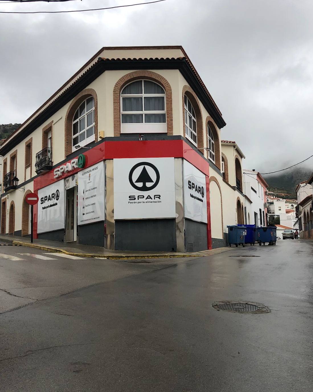 Un accidente laboral ocurrido junto a un supermercado, se salda con una persona herida de pronóstico reservado