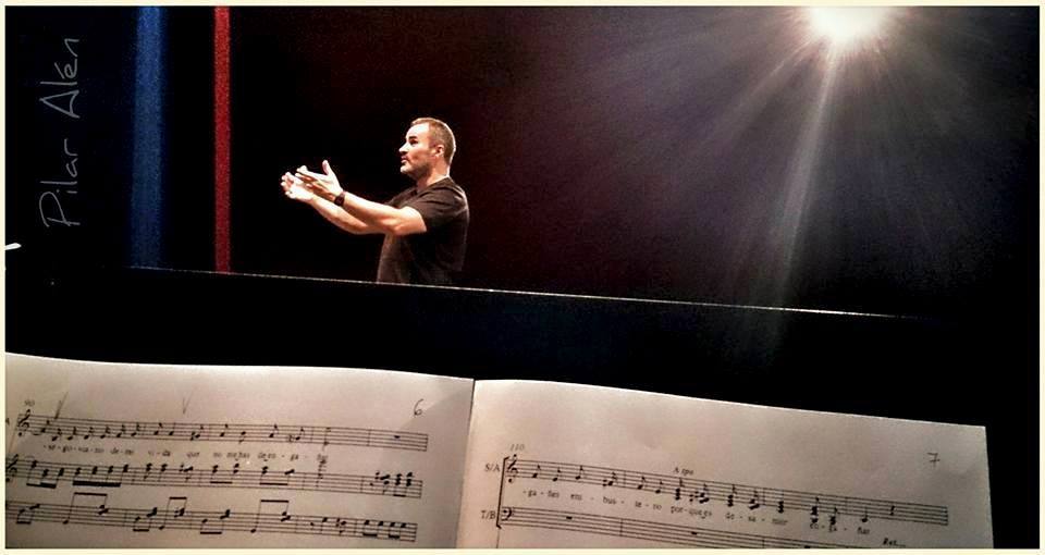 Javier Gómez Carrasco, director de la Coral Municipal, nací en el año que España ganó Eurovisión con el «Vivo Cantando» , y creo que este título me define muy bien