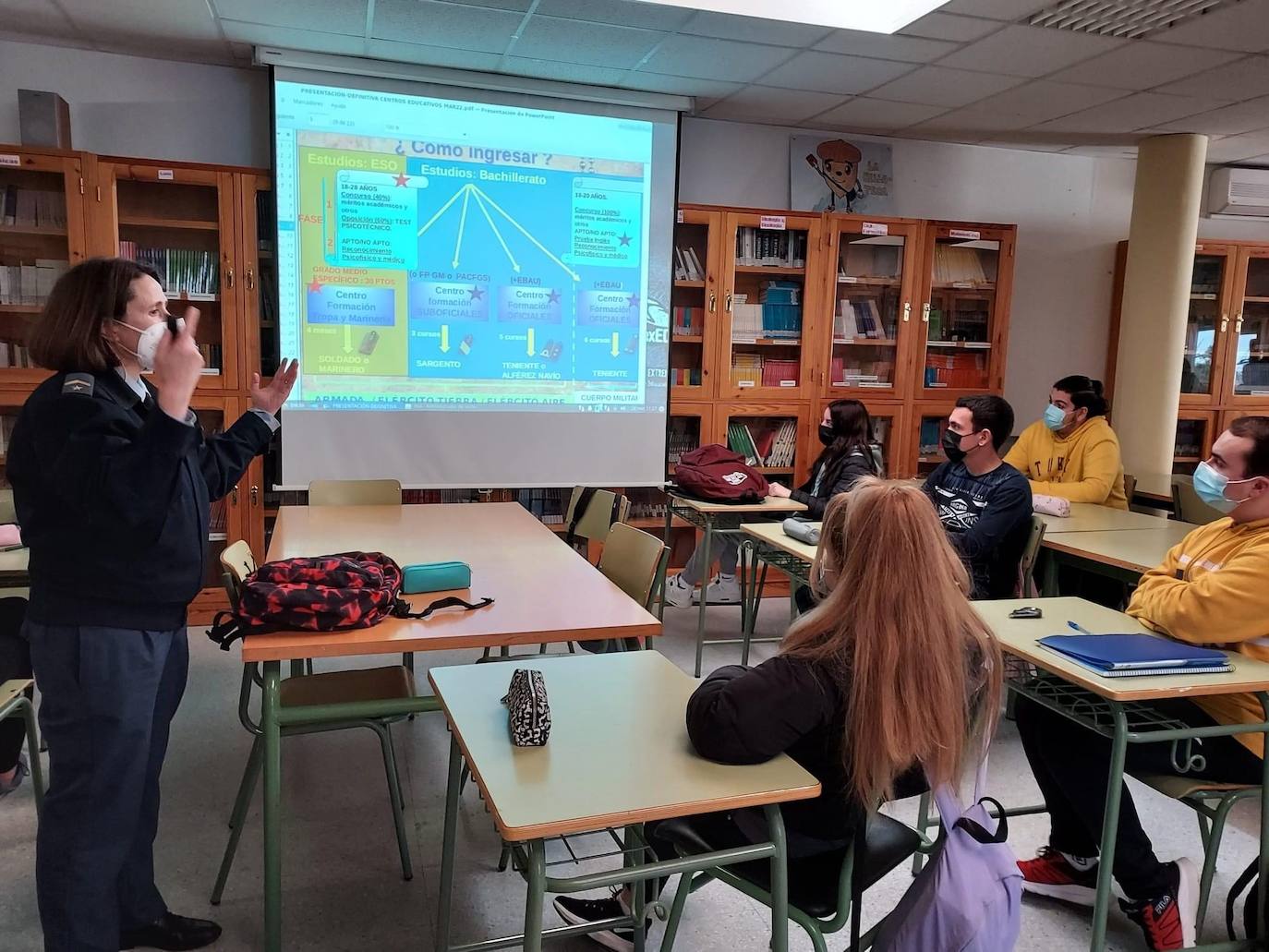 El IES «Los Moriscos», ha acogido una charla sobre las salidas profesionales que ofrecen las Fuerzas Armadas