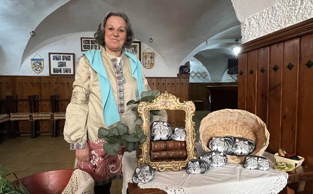 La restauradora Ana Lobato muestra en los bajos de su casa una exposición de «Piedras Pintadas»