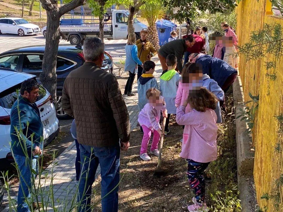 Los escolares celebran el Día de la Tierra plantando árboles junto a sus abuelos en una actividad «Intergeneracional»