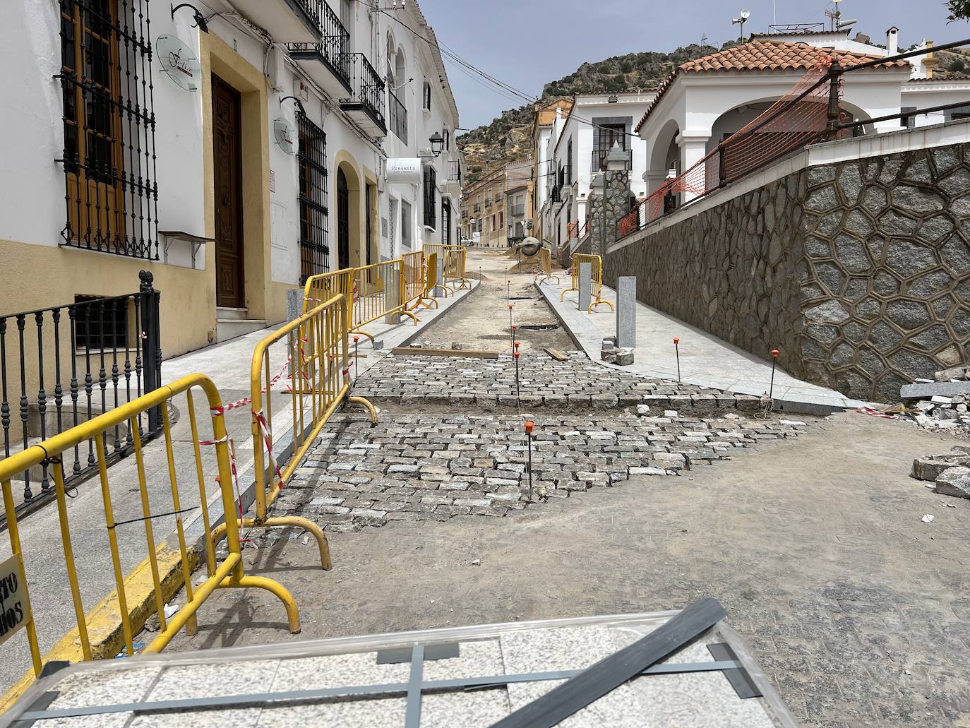 Se remodela uno de los viales laterales de la Plaza de España dontándolo de mayor accesibilidad
