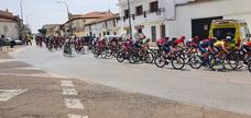 Los hornachegos salen a presenciar la «Vuelta Ciclista a Extremadura»