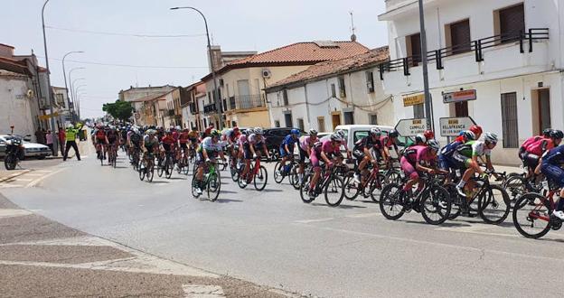 Los hornachegos salen a presenciar la «Vuelta Ciclista a Extremadura»