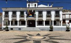 El Ayuntamiento se suma a las celebraciones del Día del Orgullo LGTBIQ+, colocando en el balcón de su edificio principal la bandera del Arco Iris