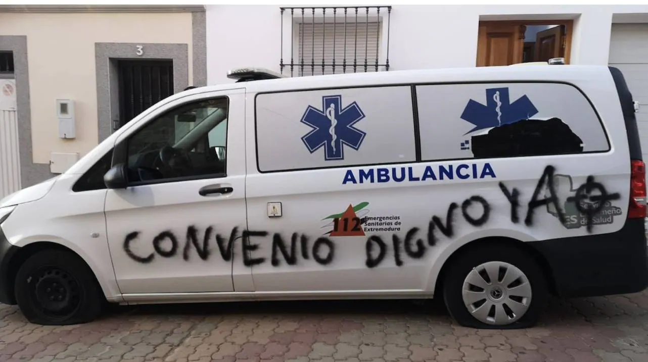 La ambulancia que presta su servicio en el Centro de Salud amanece pintada y con las ruedas pinchadas