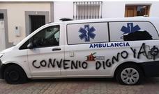 La ambulancia que presta su servicio en el Centro de Salud amanece pintada y con las ruedas pinchadas