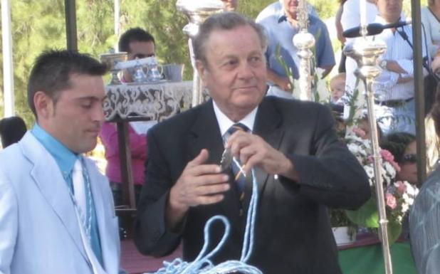 La Hermandad de la Virgen de los Remedios nombra a Antonio Cáceres como «Hermano Mayor Honorario» en reconocimiento a su labor realizada durante 28 años