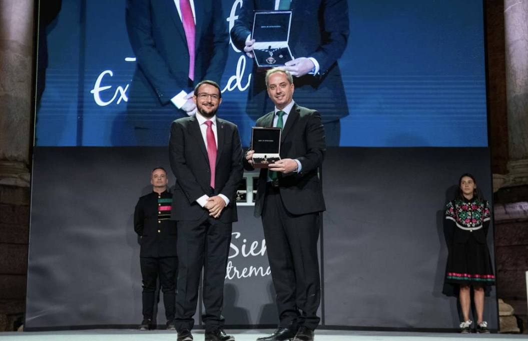 Buenavista entrega la Medalla de Extremadura a José Mª gallardo, presidente de FEDEXCAZA