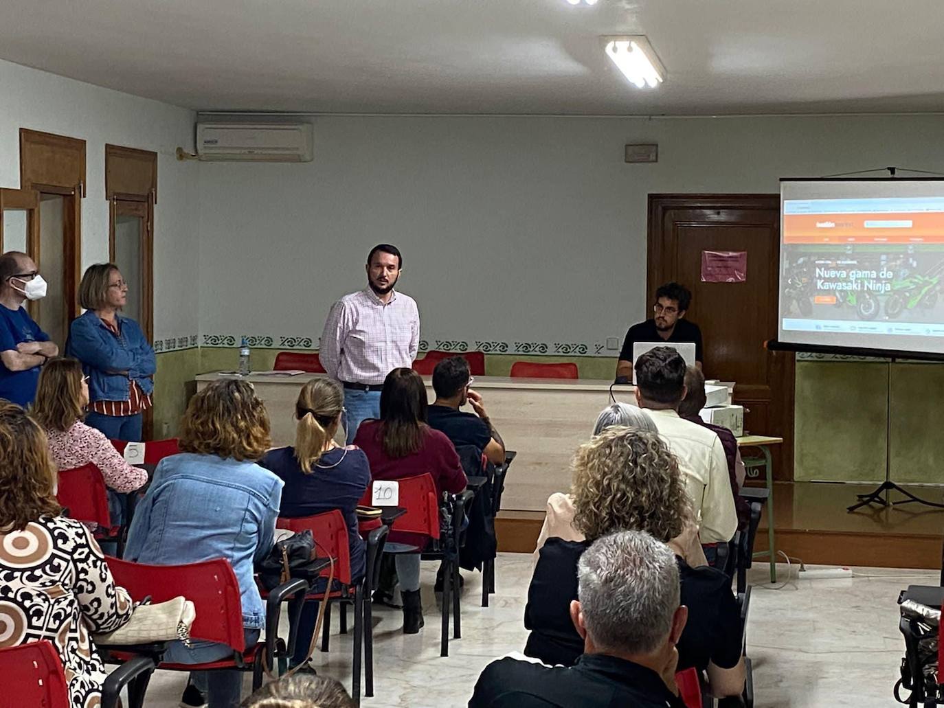 El alcalde mantiene una reunión con empresarios para la puesta en marcha de una plataforma de comercio electrónico local