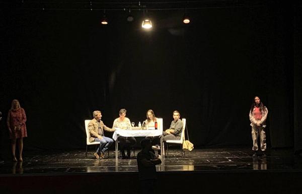 Palique Teatro despide «a los grande» su montaje «Hoy viene a cenar mi sobrino el concejal»