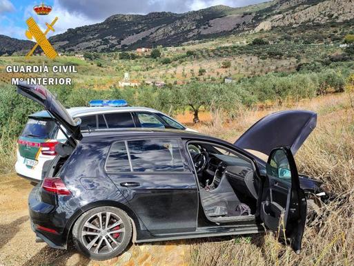 Detenidos en Hornachos tras darse a la fuga con un turismo sustraído y arremeter contra los agentes en un control