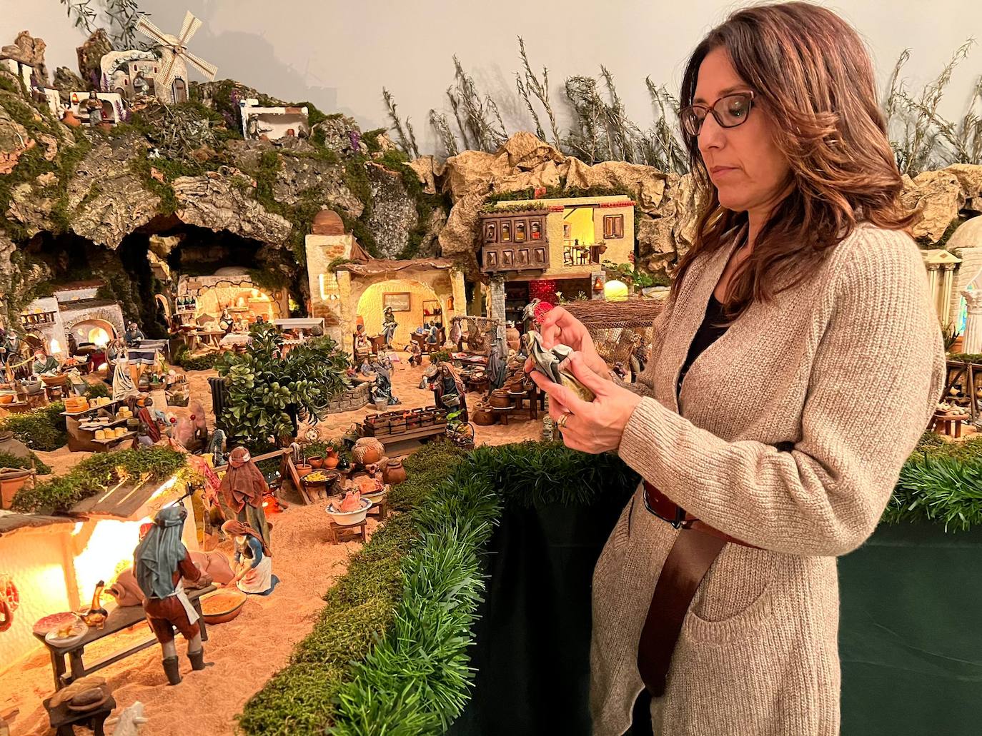 Mª Ángeles Carrasco Fernández, Belenista ….., «cada año cuento los días que faltan para que llegue la Navidad para empezar a montar el Belén»